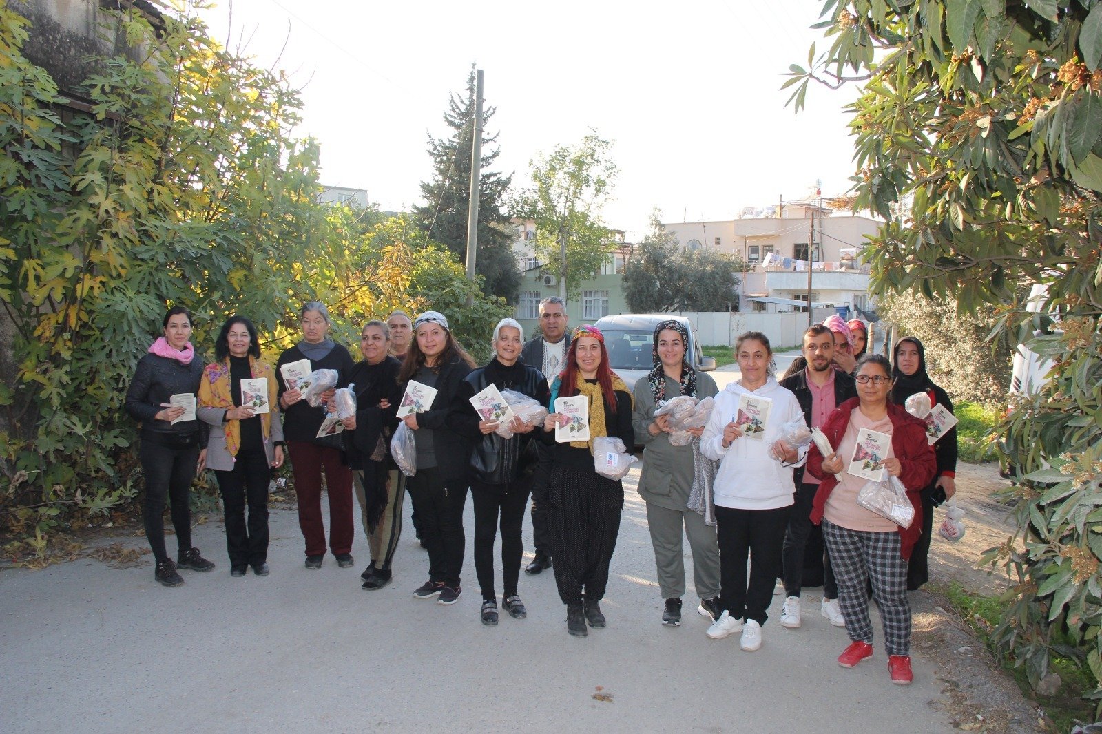 TARSUS CHP’NİN “DAYANIŞMA EKMEKLERİ” BU KEZ DE BAHÇE MAHALLESİ’NDE DAĞITILDI