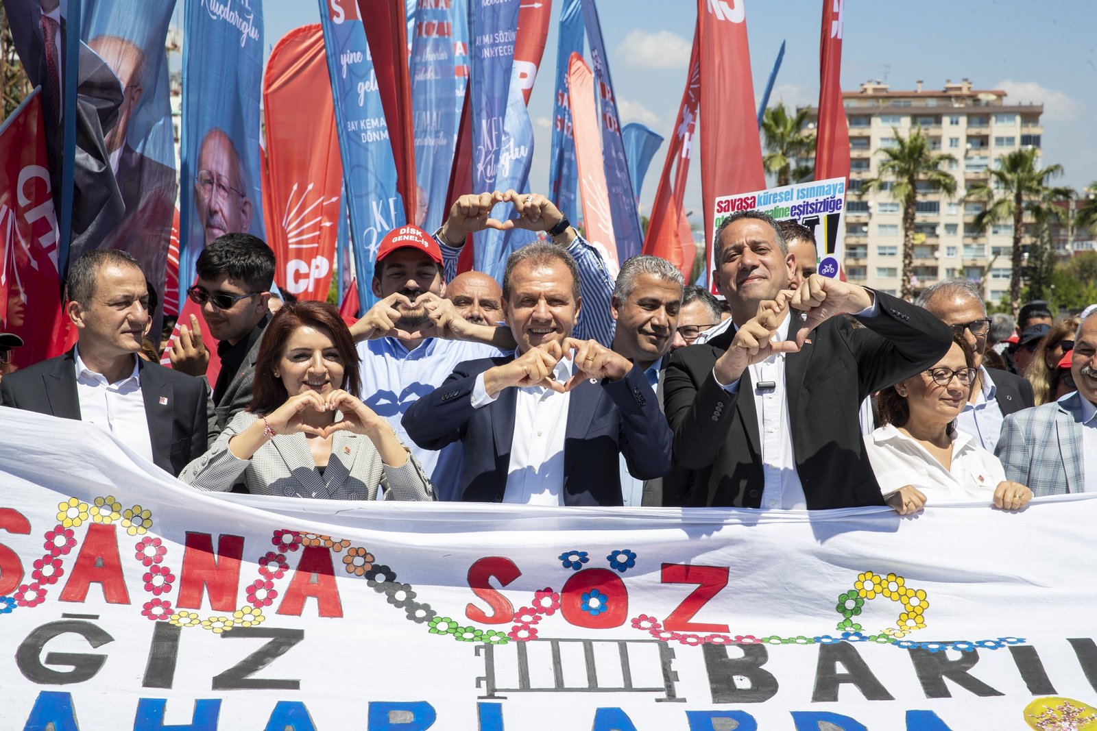 BAŞKAN SEÇER, EMEĞİN VE DAYANIŞMANIN GÜNÜNDE EMEKÇİLERLE OMUZ OMUZA
