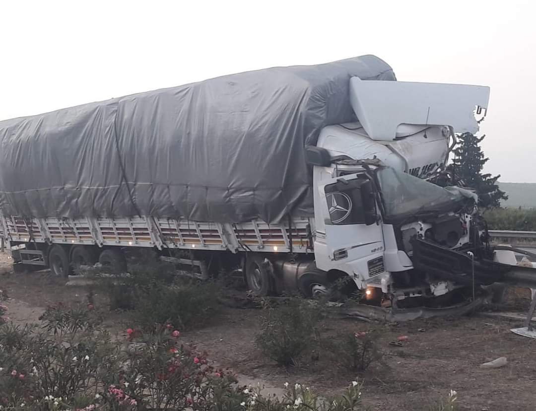 KONTROLDEN ÇIKAN TIR BARİYERLERE ÇARPTI 2 KİŞİ YARALANDI 