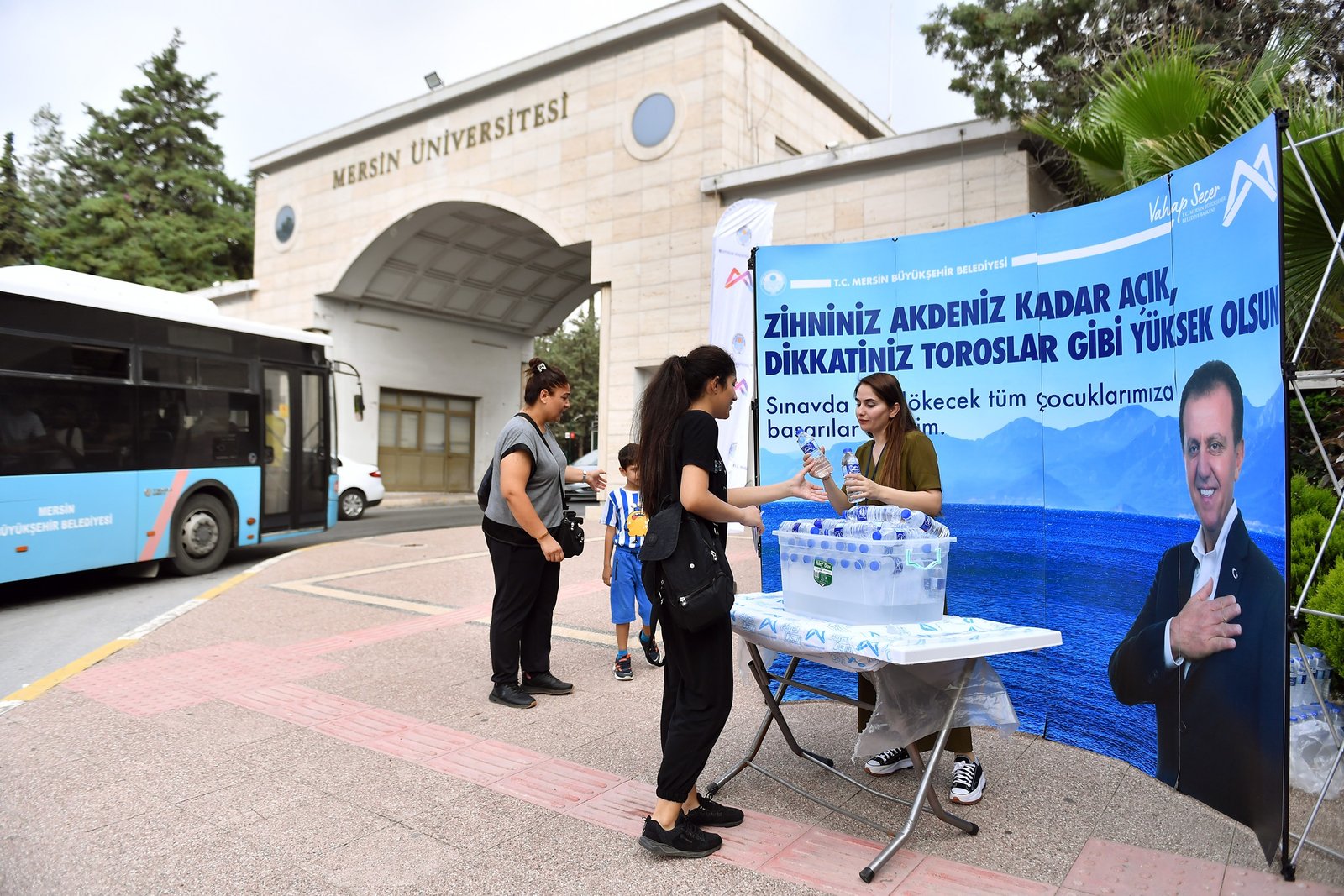 MERSİN BÜYÜKŞEHİR, YKS’YE GİREN ÖĞRENCİLERE VE AİLELERİNE SU İKRAMINDA BULUNDU