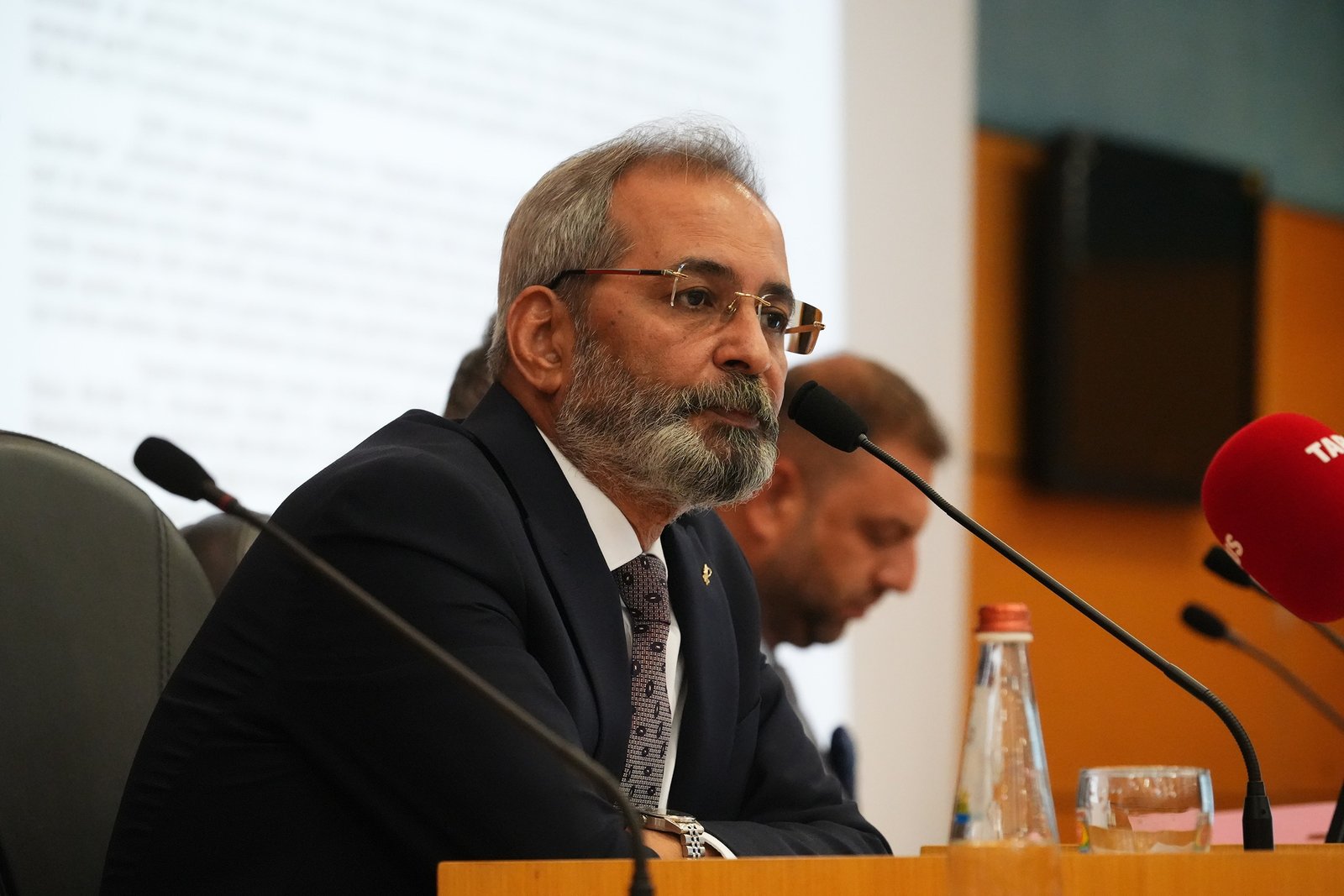 TARSUS BELEDİYESİ ZORBALIKLA SUÇLANIYOR, İŞGALİYE SEBEBİYLE TARSUS PLAJI PROJESİ ENGELLENİYOR