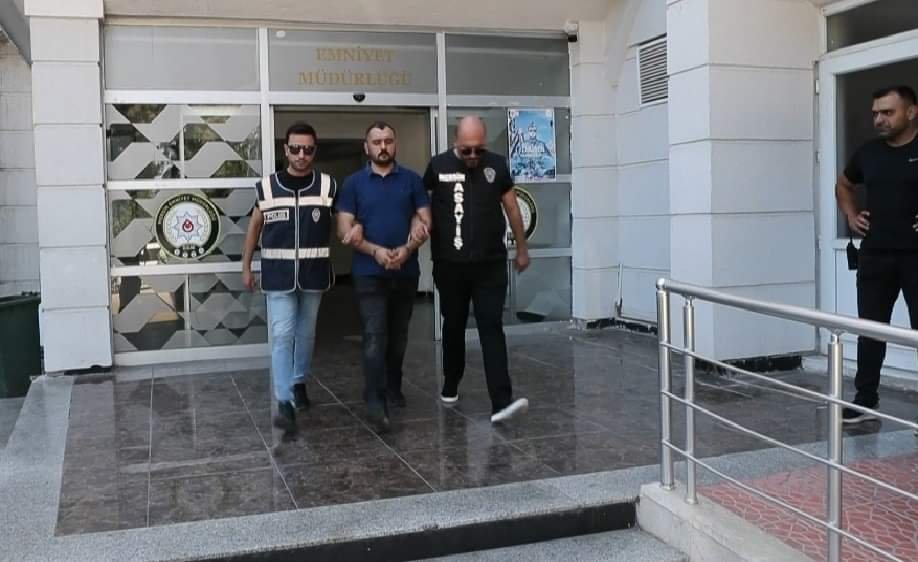 MERSİN’DE DÜĞÜN ÇIKIŞI TARTIŞTIĞI KİŞİYİ ÖLDÜREN CİNAYET ZANLISI TUTUKLANDI