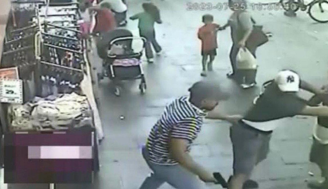 TARSUS’TA ÇARŞI ORTASINDA SİLAHLI SALDIRI ANI KAMERAYA YANSIDI