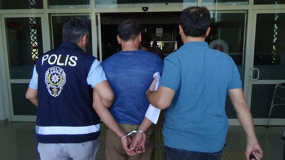 MERSİN’DE KİMLİĞİNİ ÇALDIKLARI GURBETÇİNİN BANKADAKİ HESABINI SIFIRLAYAN 2 DOLANDIRICI TUTUKLANDI