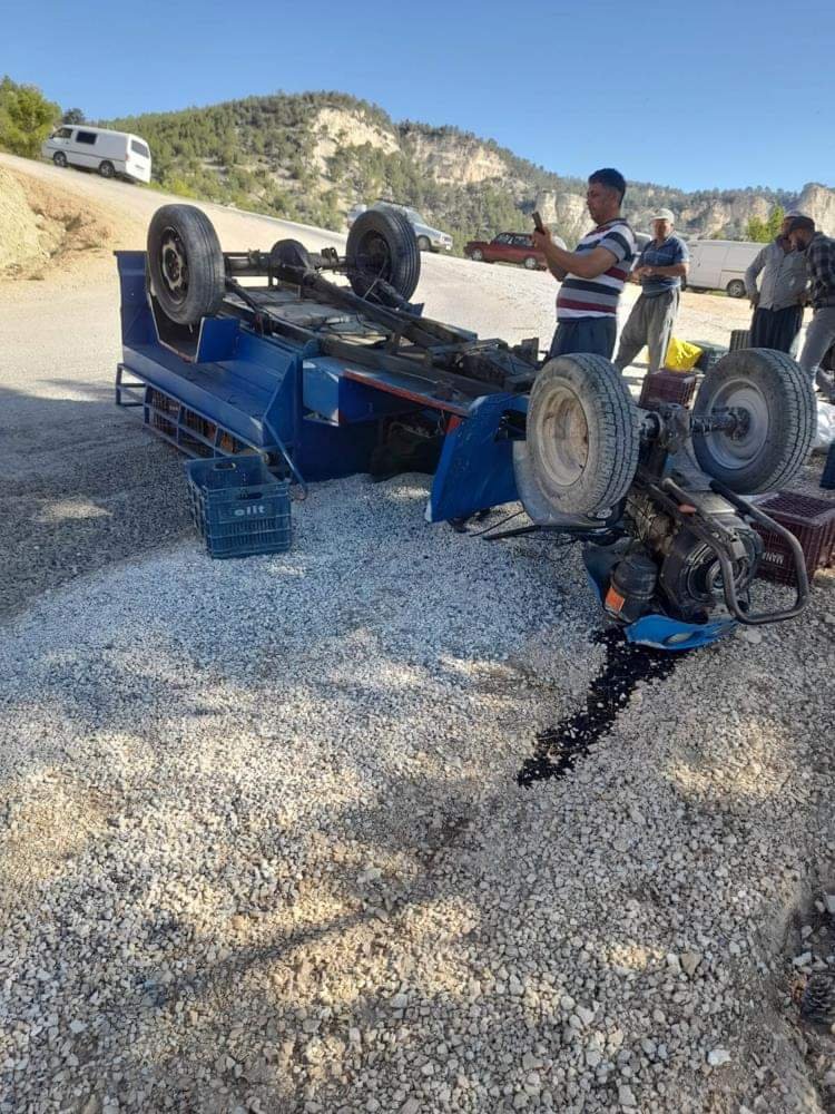 MERSİN’DE TARIM ARACI DEVRİLDİ: 3 KİŞİ YARALANDI