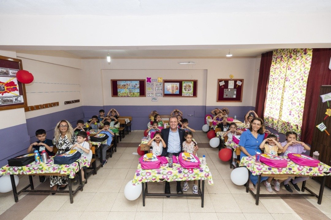ÖĞRENCİLERİN İLK ÇANTASI BU YIL DA BAŞKAN SEÇER’DEN