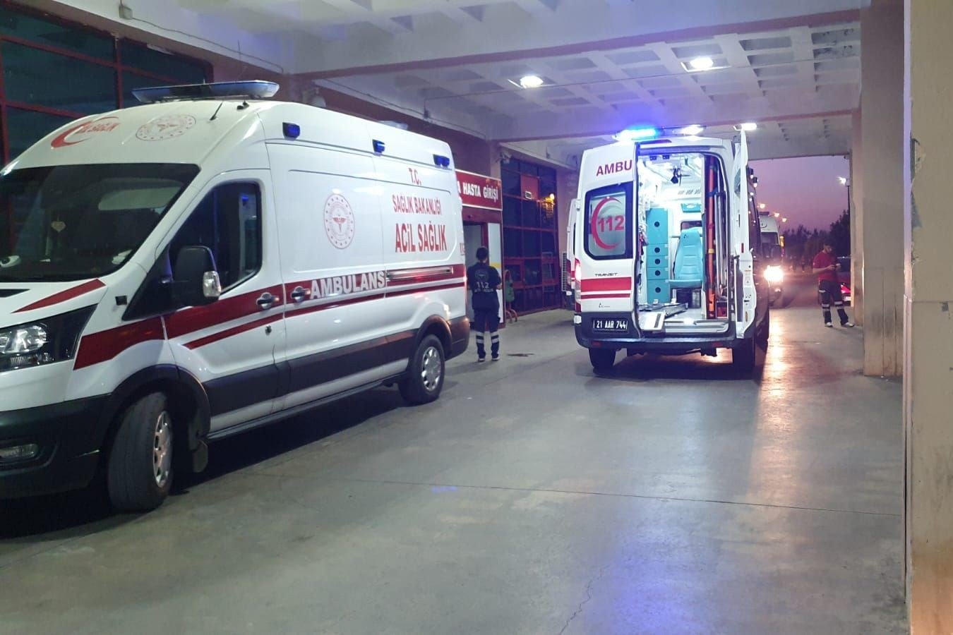 TARSUS’TA ANNESİNİ DARP EDEN ABİSİ TARAFINDAN VURULAN GENÇ AĞIR YARALANDI