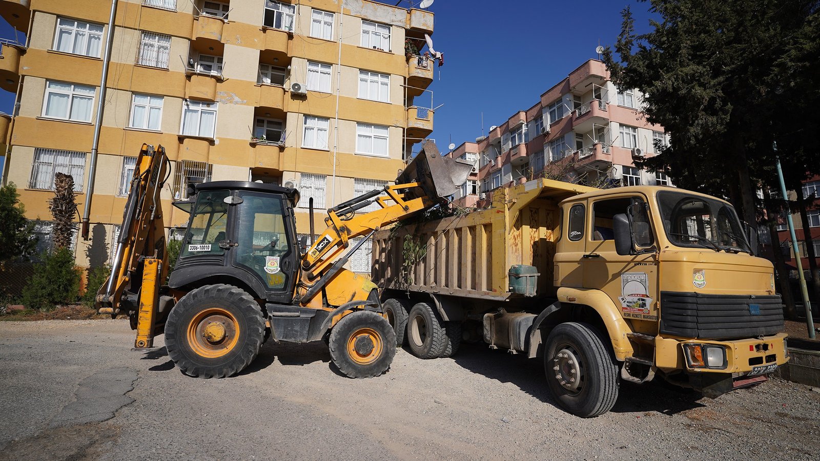 TARSUS BELEDİYESİ’NDEN KENT GENELİNDE SONBAHAR TEMİZLİĞİ SEFERBERLİĞİ