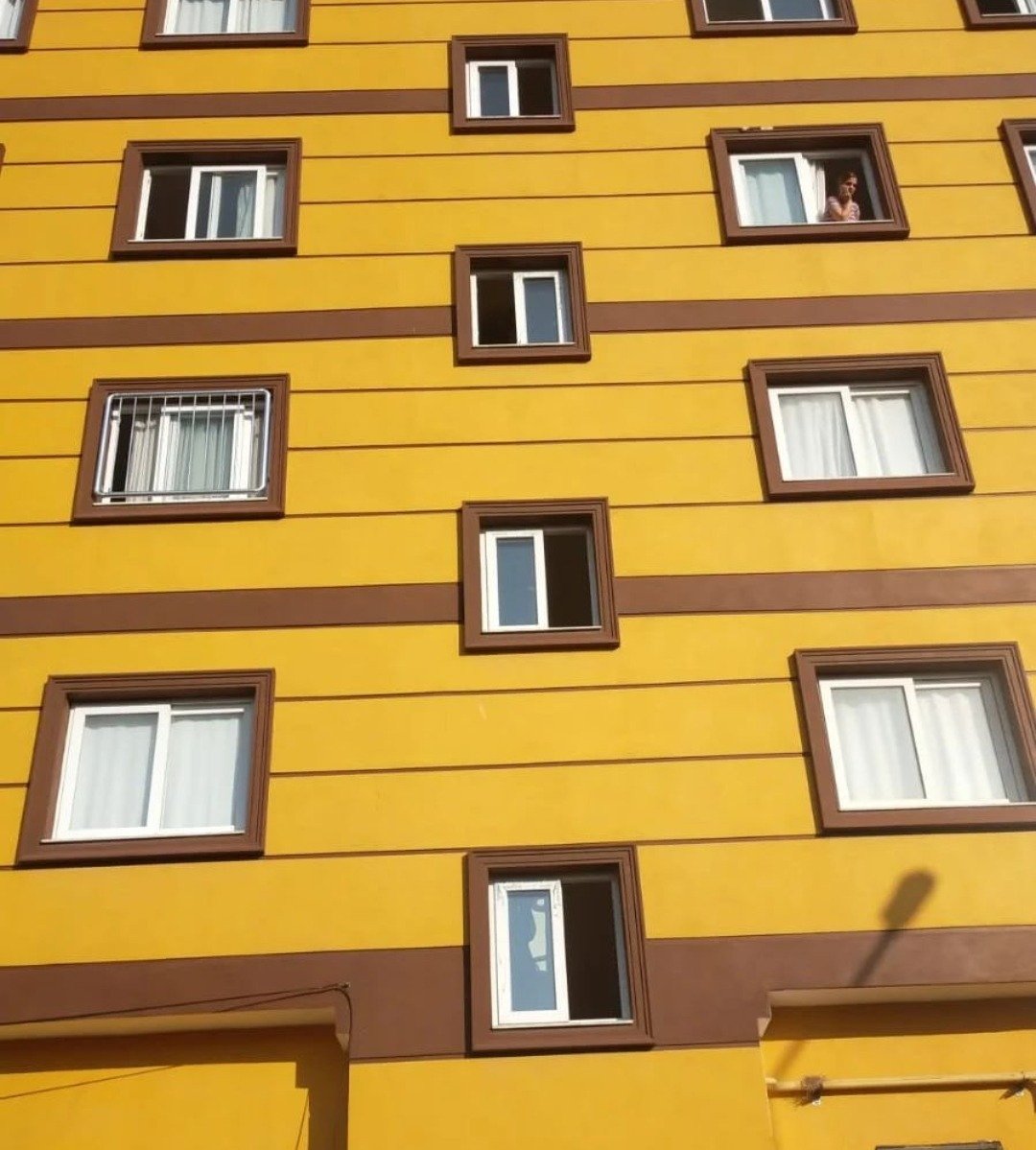 YÜKSEKTEN DÜŞEN GENÇ KIZ HAYATINI KAYBETTİ