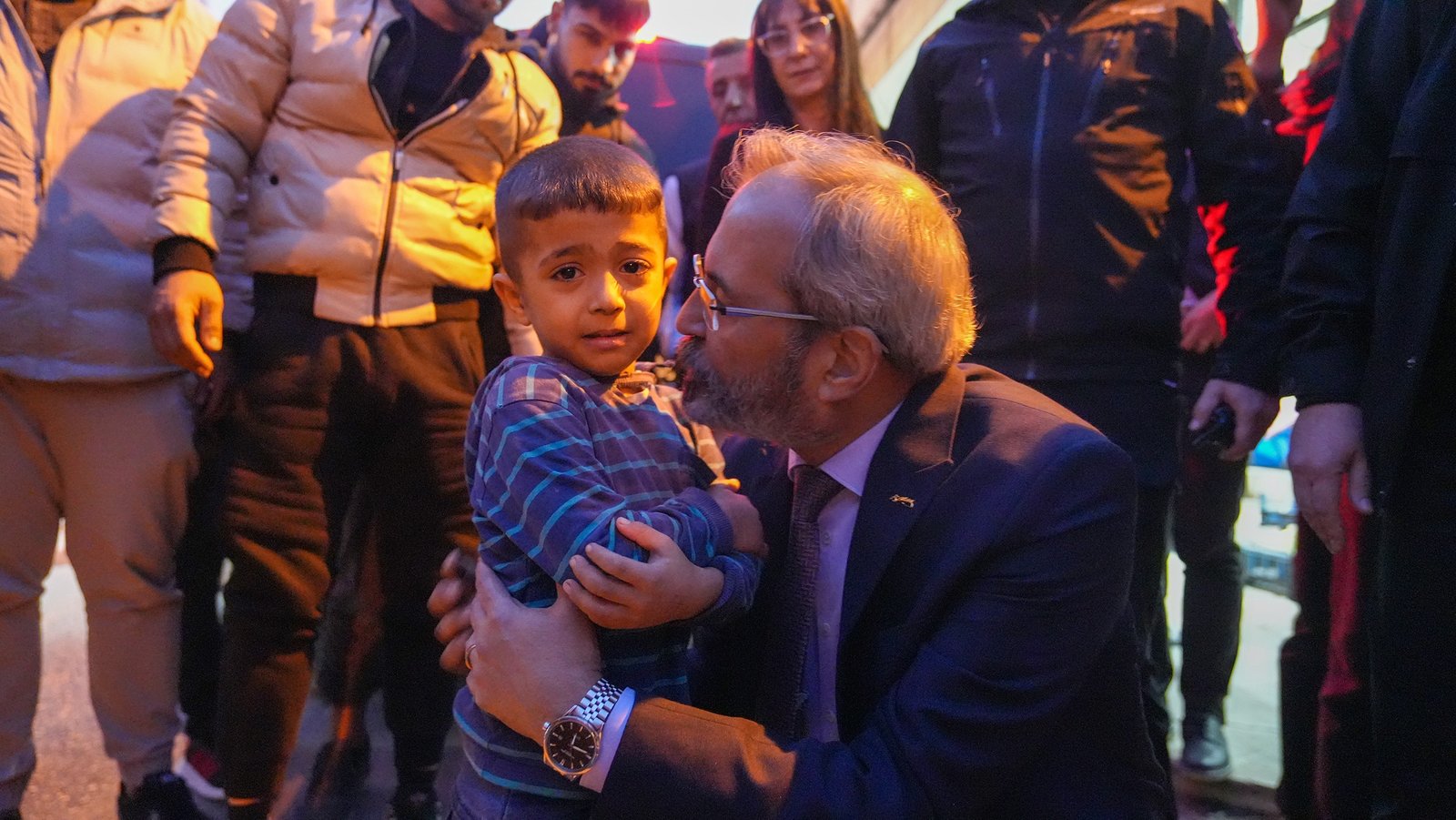 DOKTOR BAŞKAN, TALİHSİZ KAZA GEÇİREN ÇOCUĞA İLK MÜDAHALEYİ YAPTI