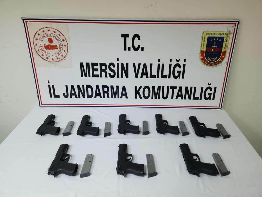 TARSUS’TA SİLAH KAÇAKÇILIĞI YAPAN 2 ŞÜPHELİ TUTUKLANDI 