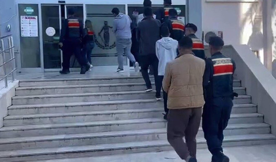 MERSİN’DE FUHUŞ VE İNSAN TİCARETİ YAPAN 2 ŞÜPHELİ TUTUKLANDI