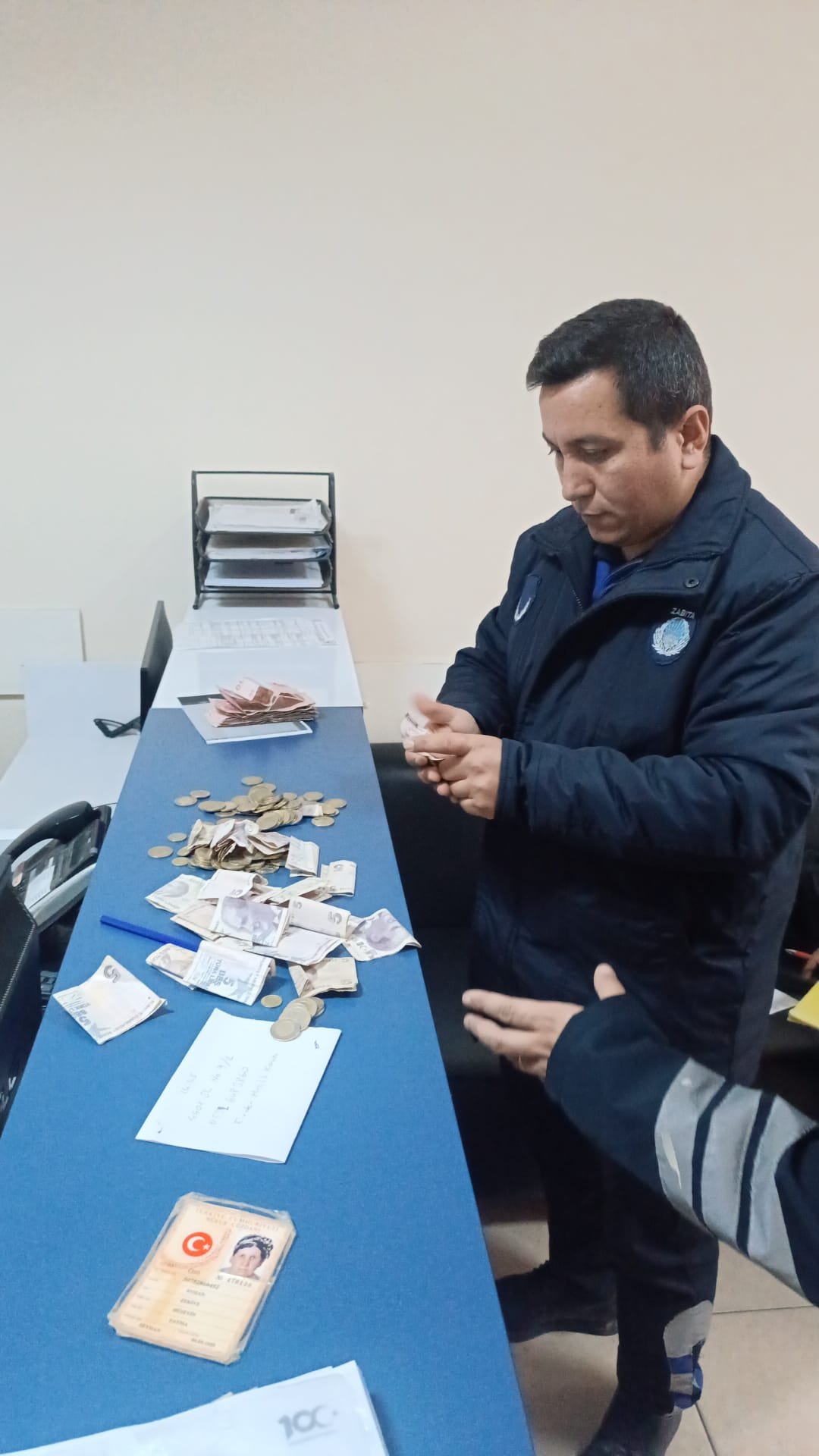BÜYÜKŞEHİR ZABITASI, TARSUS’TA DİLENCİLERE YÖNELİK ÇALIŞMALARINI SÜRDÜRÜYOR