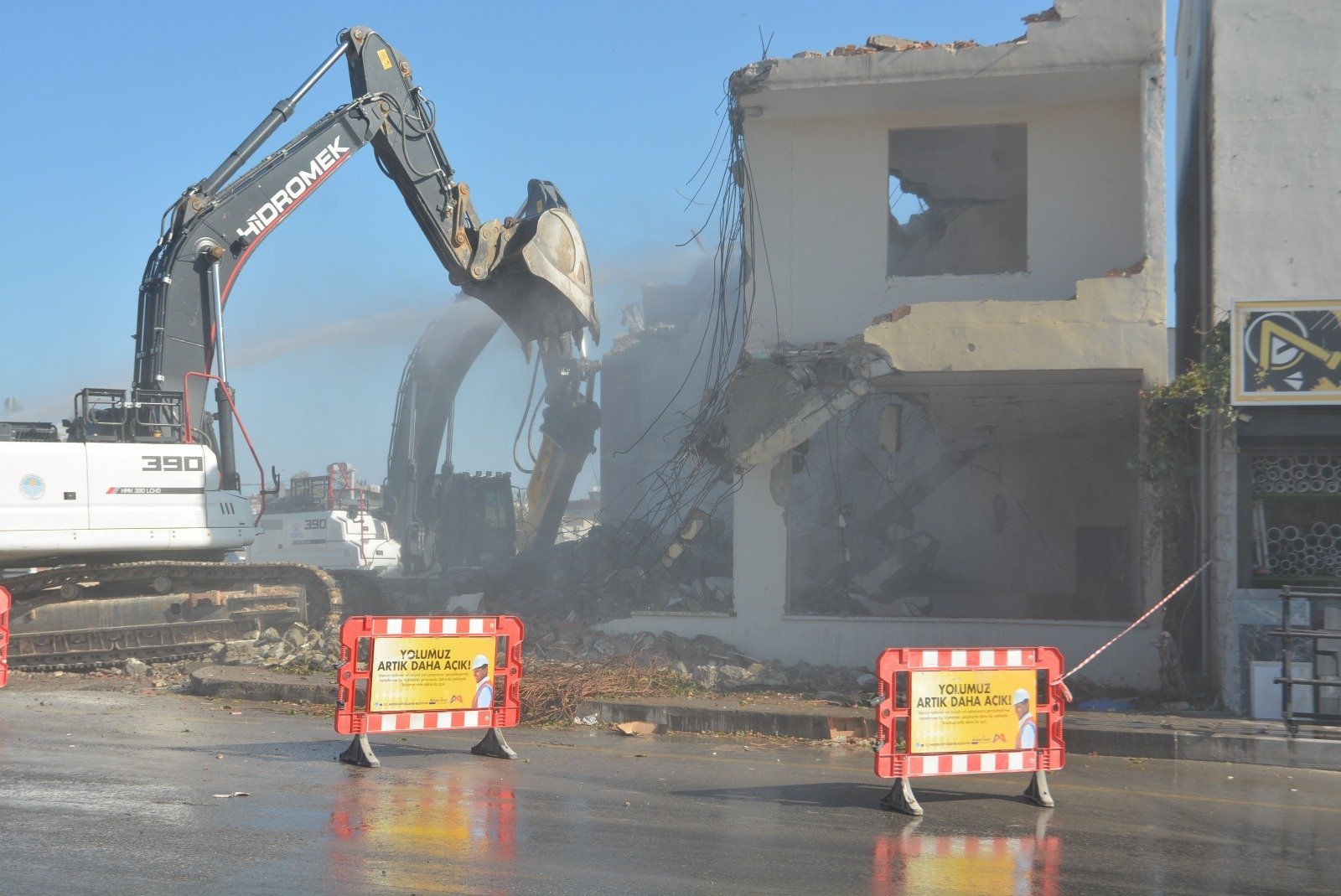 BÜYÜKŞEHİR BELEDİYESİ, TARSUS’A YENİ YOLLAR KAZANDIRMAK İÇİN ÇALIŞMALARINI SÜRDÜRÜYOR