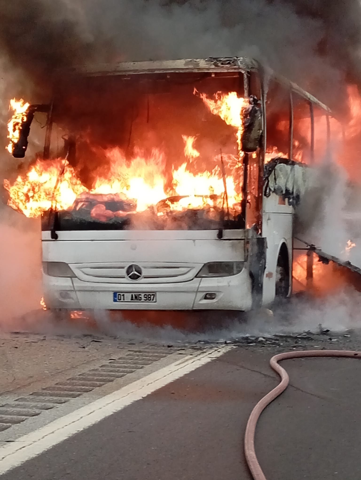 Tarsus’ta yolcu otobüsü yandı