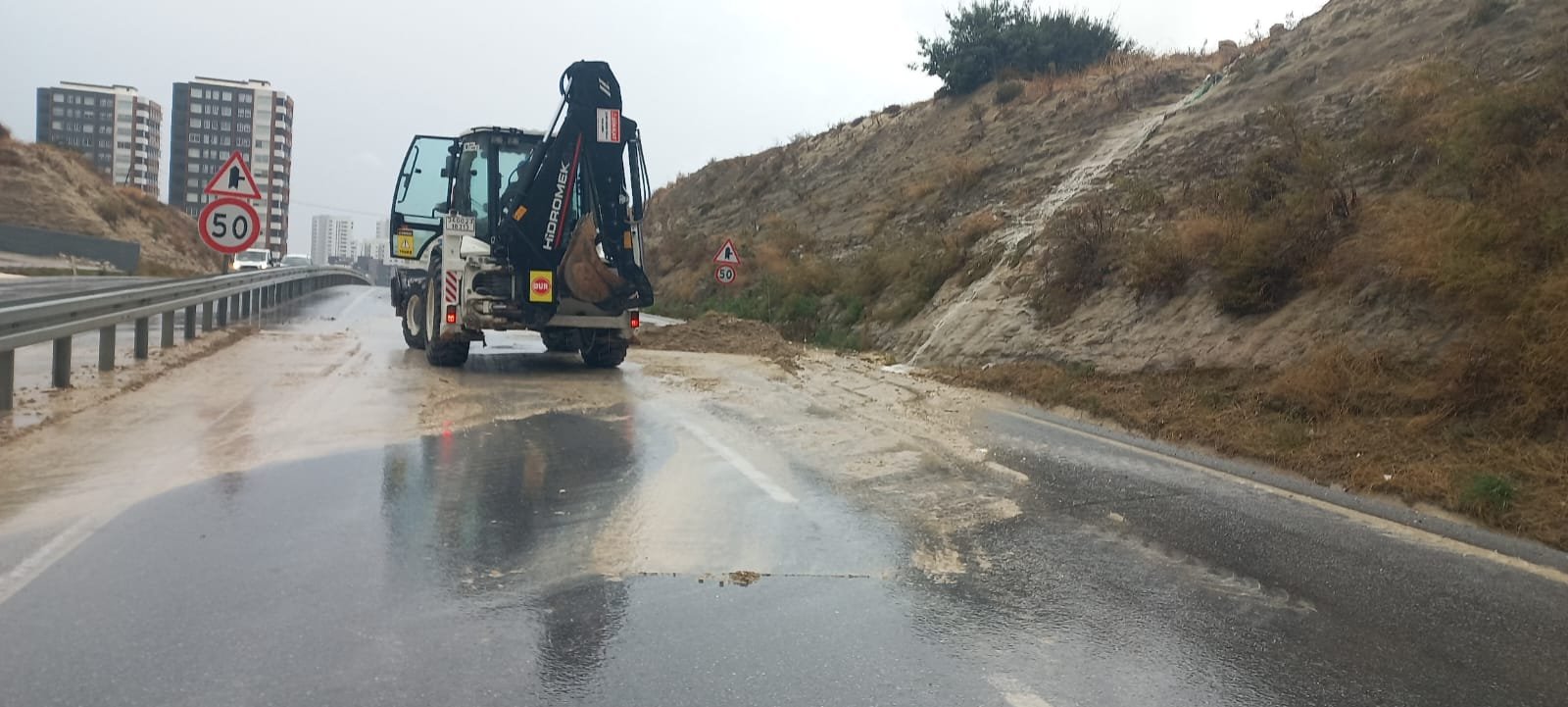 BÜYÜKŞEHİR VE MESKİ EKİPLERİNİN TARSUS’TA “YAĞMUR” MESAİSİ