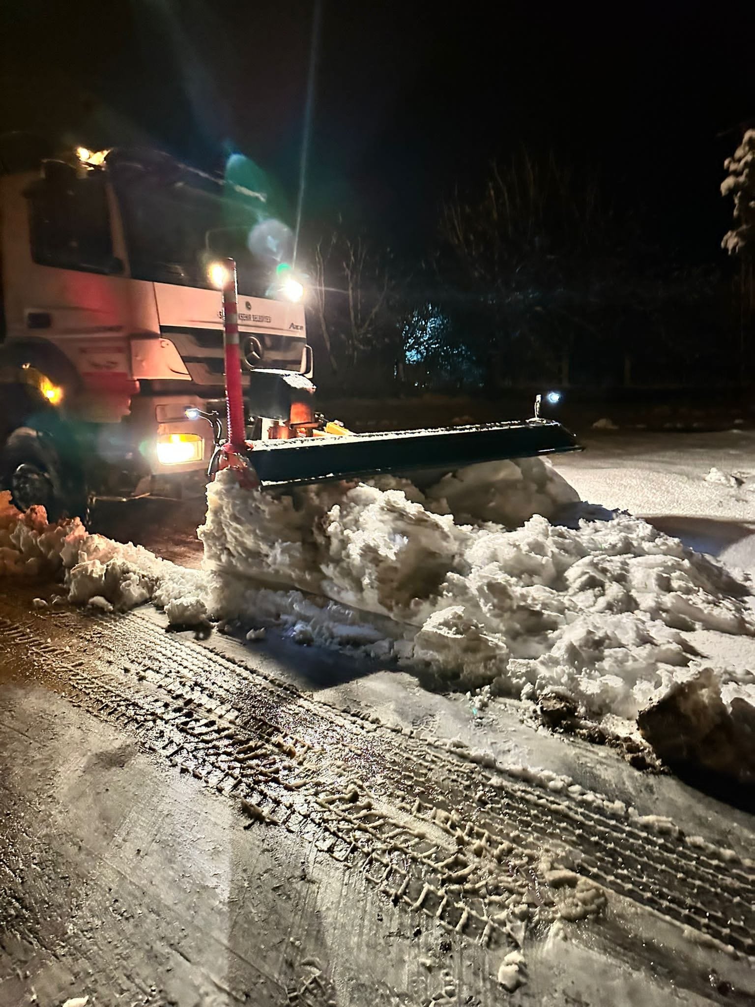 Büyükşehir Belediyesi ekiplerinden Çamlıyayla’da kar küreme çalışması 