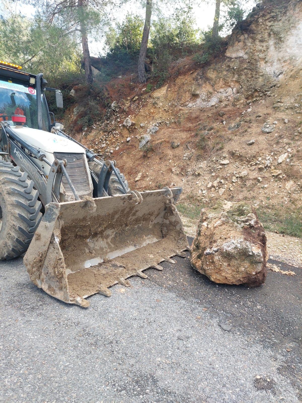 YOLA DÜŞEN KAYALAR BÜYÜKŞEHİR EKİPLERİNCE KALDIRILDI