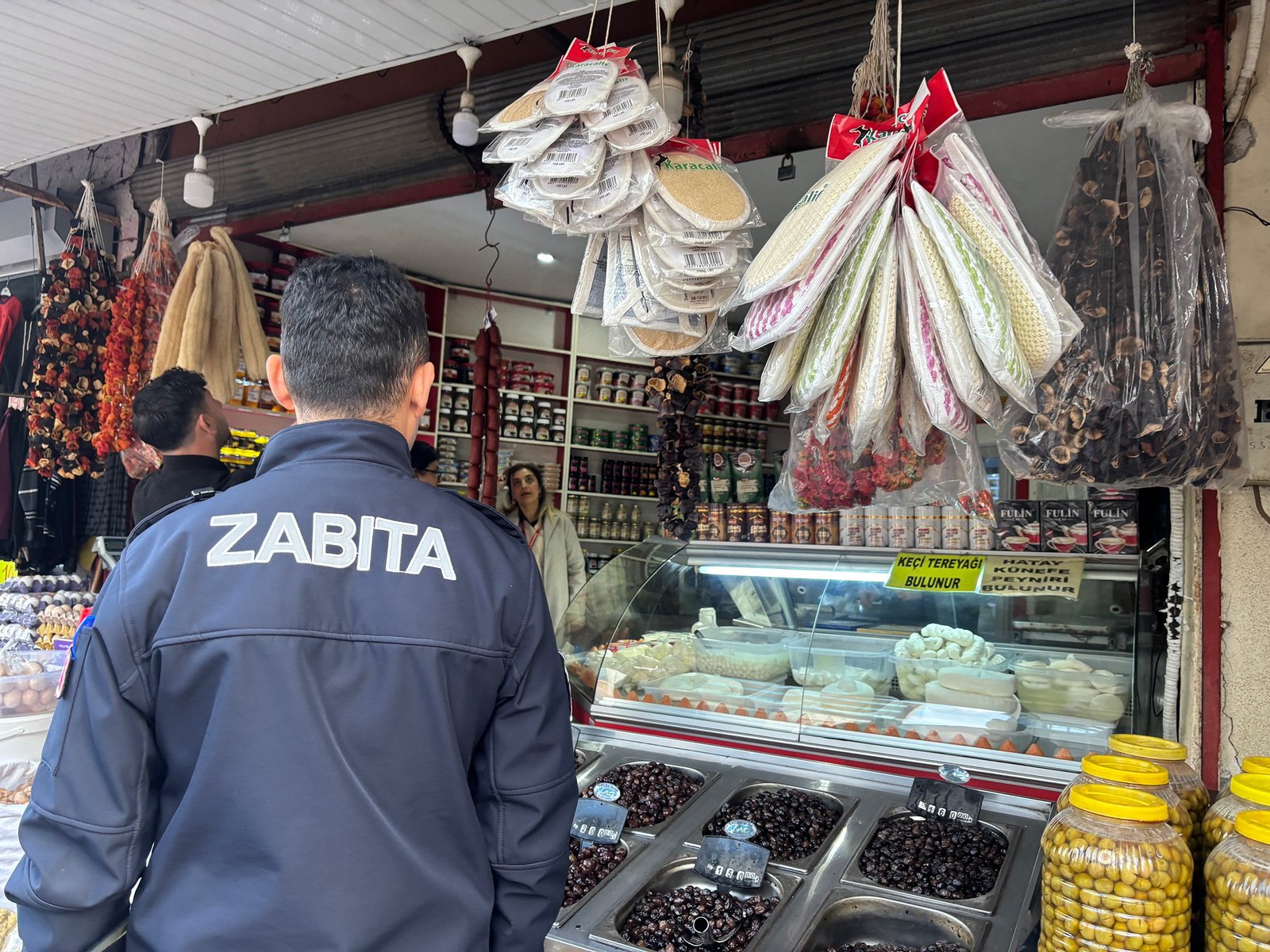 TARSUS BELEDİYESİ’NDEN RAMAZAN ÖNCESİ SIKI DENETİM  FIRSATÇILARA GEÇİT YOK! BAŞKAN BOLTAÇ: “HALK SAĞLIĞINI TEHDİT EDENLERİ AFFETMEYECEĞİZ”           Tarsus Belediyesi, Ramazan ayı öncesinde halkın sağlıklı ve güvenli bir şekilde alışveriş yapmasını sağlamak amacıyla denetimlerini sıkılaştırdı. Zabıta Müdürlüğü ve Sağlık İşleri Müdürlüğü ekipleri, kent genelindeki marketlerden kasaplara, fırınlardan alışveriş merkezlerine kadar geniş kapsamlı kontroller gerçekleştirdi.           DENETİMLER ARTIRILDI, İHLAL TESPİT EDİLEN İŞLETMELERE YAPTIRIM UYGULANDI     Denetimler kapsamında, işletmelerdeki hijyen koşulları, son kullanma tarihleri, ürün etiketleri ve fiyatlandırmalar detaylı şekilde incelendi. Özellikle fahiş fiyat uygulamaları, eksik gramaj ve raf-kasa fiyat farklılıklarına karşı titiz bir çalışma yürütüldü. Yapılan denetimlerde ihlal tespit edilen işletmelere idari yaptırımlar uygulanarak vatandaşların mağdur olmasının önüne geçildi.     Tarsus Belediye Başkanı Ali Boltaç, denetimlerle ilgili yaptığı açıklamada, halk sağlığını tehlikeye atan ve haksız kazanç sağlayanlara karşı sert önlemler almaya devam edeceklerini belirtti. “Ramazan ayı boyunca da denetimlerimiz kararlılıkla sürecek. Halkımızın sağlıklı ve güvenli bir ortamda alışveriş yapmasını sağlamak en büyük önceliğimiz. Hijyen kurallarına uymayan, fahiş fiyat uygulayan ve halkın sağlığını tehlikeye atan işletmelere kesinlikle gereken işlemi uygulayacağız” dedi.           TARSUS HALKI DENETİMLERDEN MEMNUN     Belediyenin sıkı denetimleri, Tarsus halkı tarafından da memnuniyetle karşılandı. Vatandaşlar denetimlerin kendilerini rahatlattığını belirterek belediyeye teşekkür etti.      