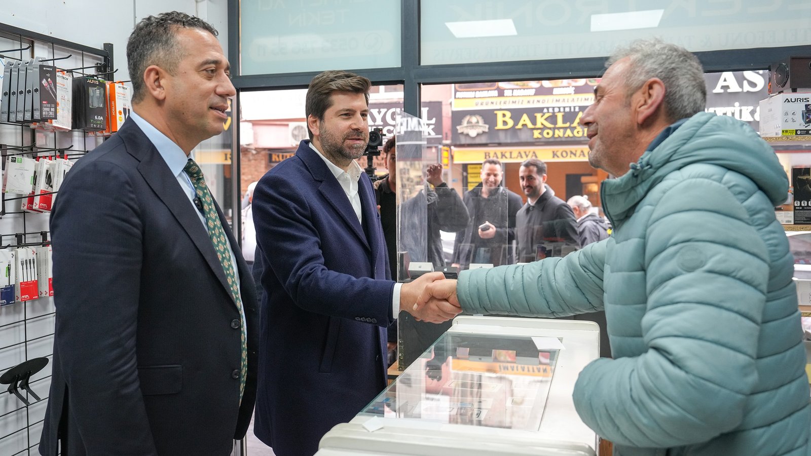 BAŞKAN BOLTAÇ VE CHP GRUP BAŞKAN VEKİLİ BAŞARIR ESNAF GEZDİ