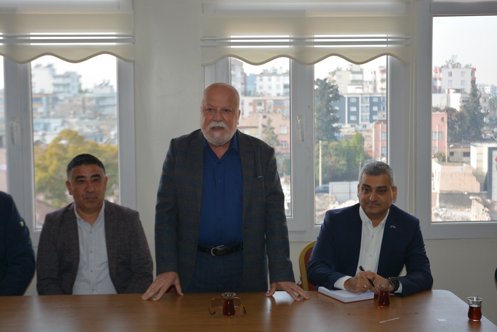 BAŞKAN VEKİLİ UYAN VE BÜYÜKŞEHİR BÜROKRATLARINDAN, TARSUS MUHTARLAR DERNEĞİ’NE ZİYARET