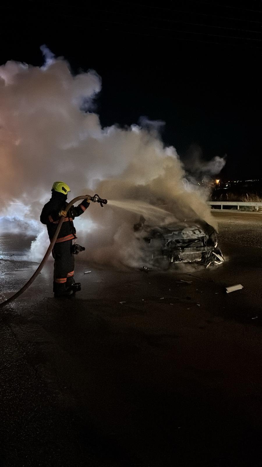 Tarsus’ta kazaya karışan araç alev aldı 