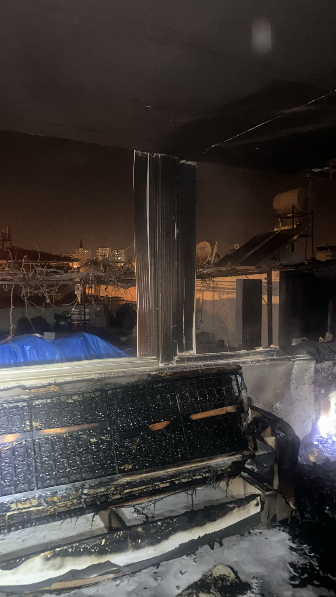Tarsus’ta gece saatlerinde ev yangını
