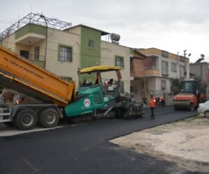 BÜYÜKŞEHİR BELEDİYESİ’NDEN TARSUS KAVAKLI MAHALLESİNDE ASFALTLAMA ÇALIŞMASI