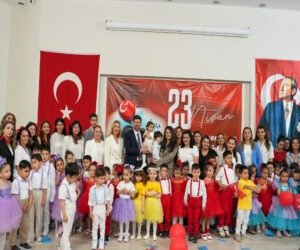 TARSUS’TA MİNİKLER 23 NİSAN’I DOYASIYA KUTLADI