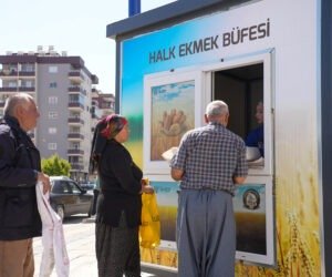 TARSUS BELEDİYESİ HALK EKMEK BÜFELERİYLE VATANDAŞA UCUZ EKMEK, KADINLARA İŞ İMKANI SAĞLIYOR