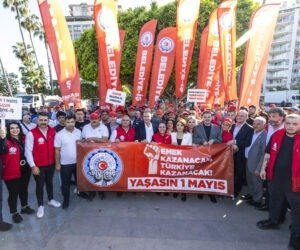 BAŞKAN SEÇER 1 MAYIS KORTEJİNDE EMEKÇİLERLE OMUZ OMUZA YÜRÜDÜ